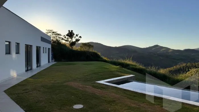 Casa nova clara, iluminada e arejada, com 258M² de construção em uma area de 6.186M² de te