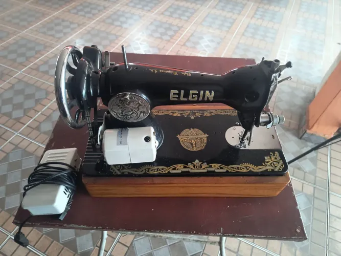 Máquina de costura antiga Elgin com motor