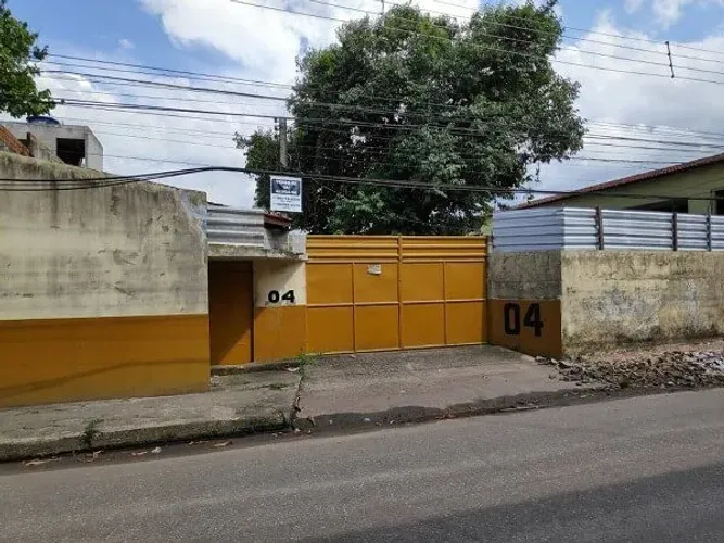 Vende-se terreno edificado no bairro Castanheira