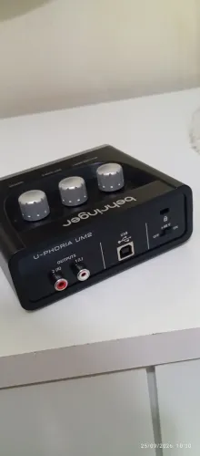 Interface de Áudio Behringer U-Phoria UM2