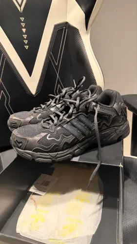 Tênis Adidas Response Cl Triple Black Bad Bunny