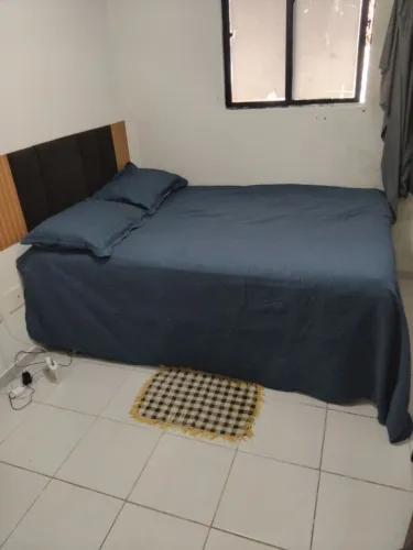 Cama com malas ensacadas junto com cabeceira 