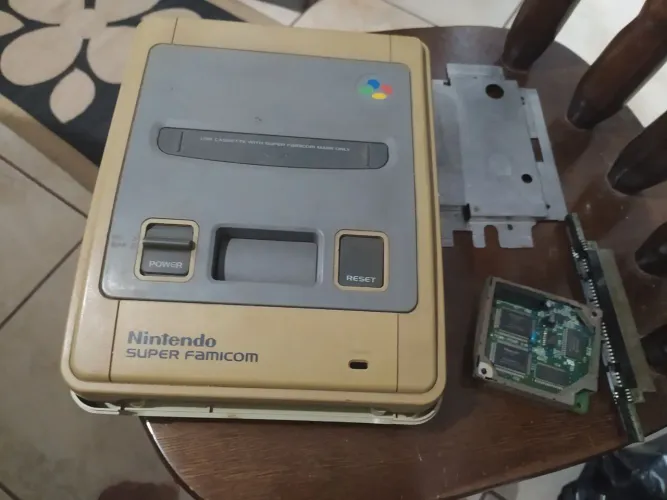 Carcaça super famicom offboard com algumas peças e placa mãe ( não funciona para retirada)