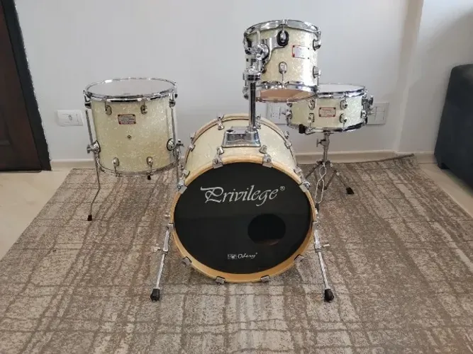 Bateria Odery Privilege Jazz 18" Branca Perolizada + Evans + Dudu Portes + Bags