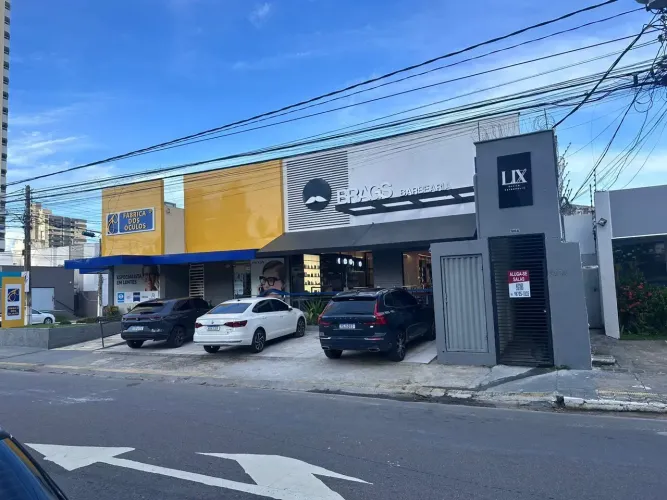 Aluga-se excelente sala comercial no bairro de Petropólis.