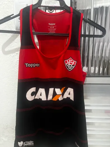 Duas camisas femininas originais tm P. As duas por 100$