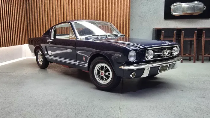 Miniatura Ford Mustang 2+2 Autoworld 1/18