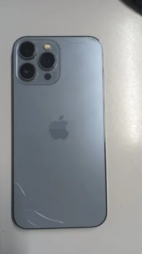 iPhone 13 Pro Max 256GB detalhes na traseira