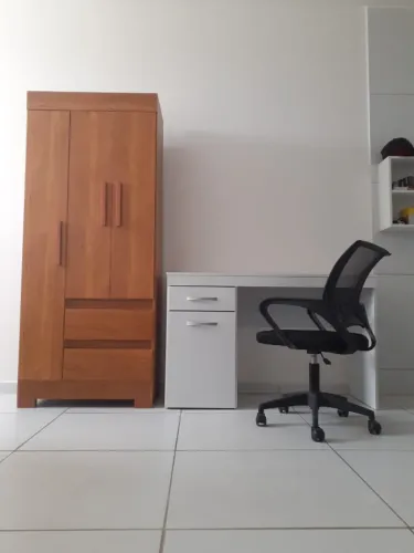 ROUPEIRO, ESCRIVANINHA E CADEIRA DE DIRETOR, SEMINOVOS, POR MENOS DA METADE DO PREÇO.