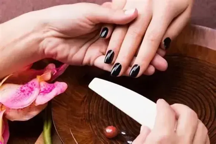 Precisa-se de manicure e pedicure!