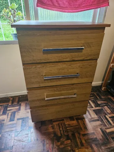 Cômoda de 4 gavetas