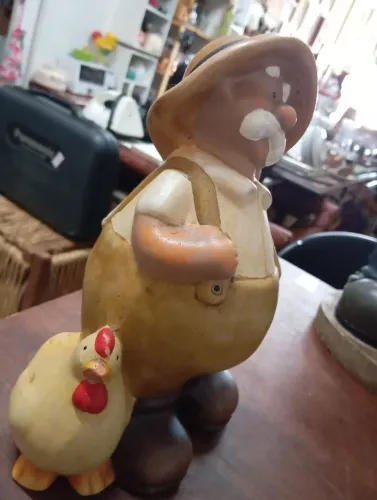 Leôncio do desenho o pica pau. Em resina com galinha amarela.