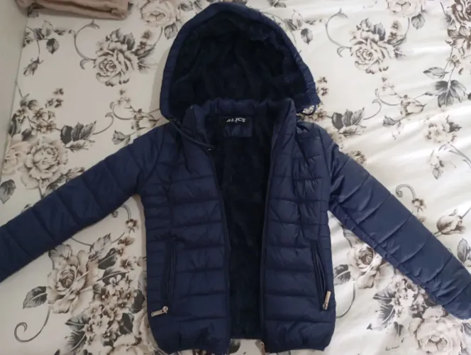Jaqueta puffer infantil azul - Peluciada com capuz 