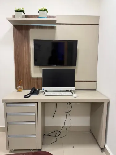 Mesa com gaveteiro e painel para escritório