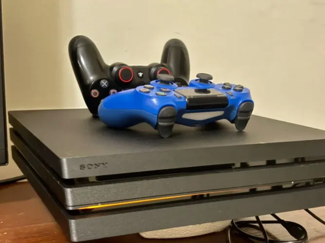 KIT COMPLETO: PLAYSTATION 4 PRO 1TB - CAIXA, NOTA FISCAL, 2 CONTROLES + 4 JOGOS!
