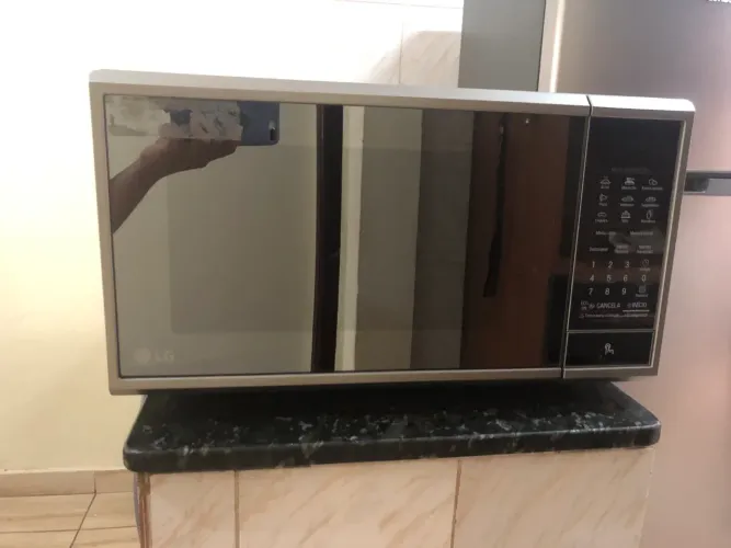 Micro-ondas LG Easy Clean Prata 30L