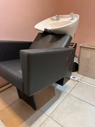 Lavatório para salão reclinável com louça e aquecedor mono-comando 