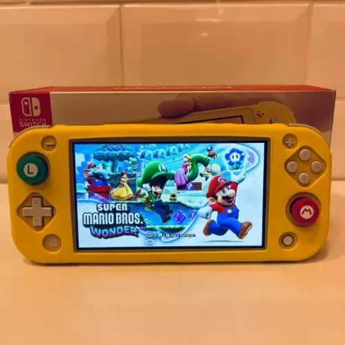 Nintendo Switch Lite - 32Gb e 64Gb MicroSD - Amarelo - Caixa e Capa Protetora