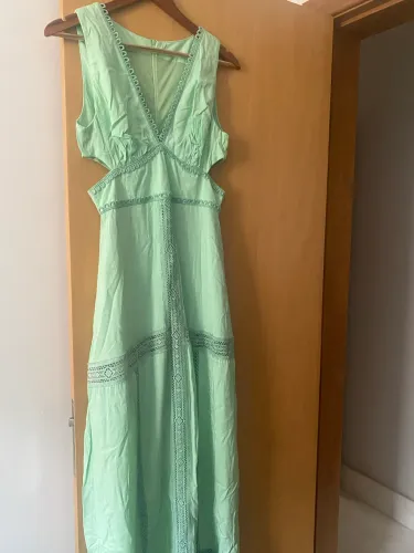 Vestido longo  verde detalhes em renda 
