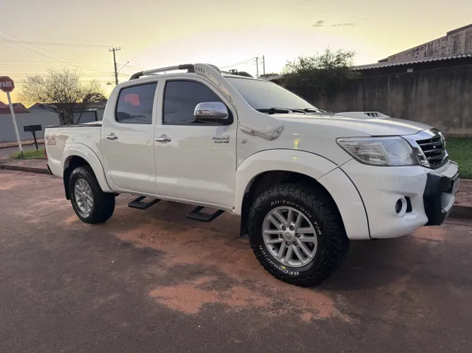 Toyota Hilux CD SR D4-d 4X4 3.0 TDI Dies Aut. 2014