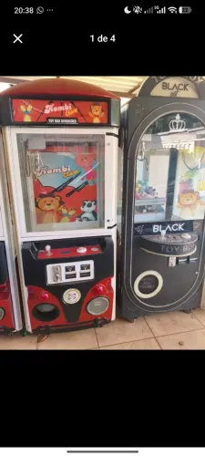 Máquina de garra e brinquedos