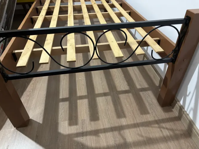 Cama solteiro madeira e metal