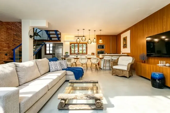 Alugo ampla casa com 05 quartos, espaçoso quintal com piscina, com 390m² no bairro Campech