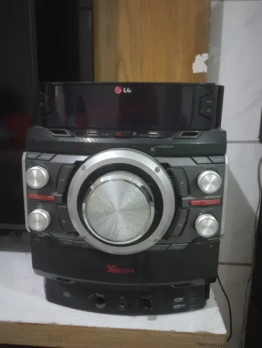 Vendo som de alta qualidade, LG Xbom800 com design moderno e potência.