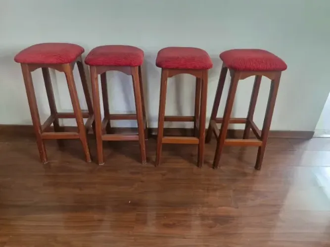 Quatro Banquetas altas, R$ 50,00 cada