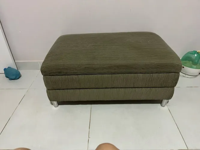 02 puffs aveludados cor verde lodo com pés de inox