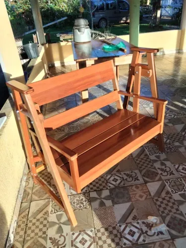 Cadeira de balanço em madeira com rolamentos. Cadeira rústica de jardim