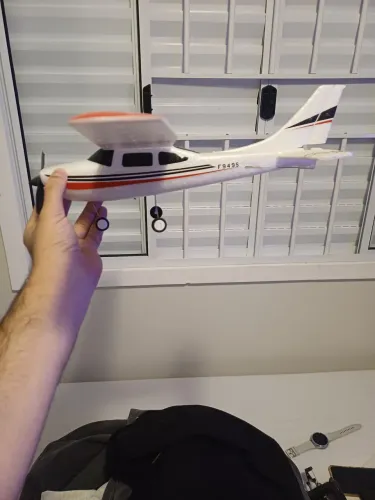 Vendo avião Cessna RC, pouco uso, vai com uma bateria, controle.