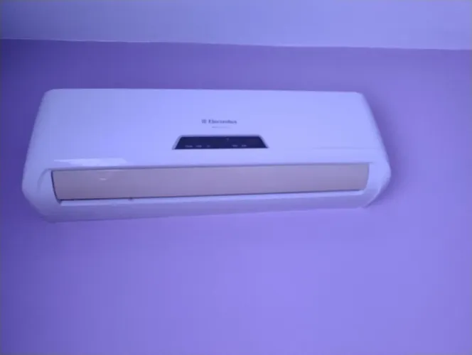 Vendo dois Ares condicionados marca Eletrolux 9000 BTUS. Completo. Cada um R$1.000,00