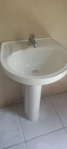 Pia de porcelana com torneira automática