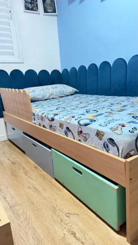 Cama solteiro com 3 gavetas e cabeceira