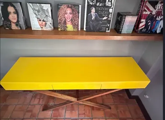 Aparador em lacca amarelo com 165 x 43 x 75 cm