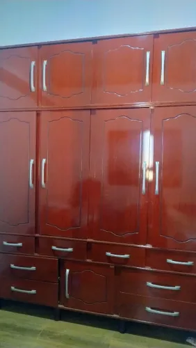 Guarda roupa grande 4 portas com maleiro 