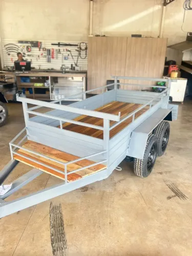 Reboque: 2.50 x 1.20 Trucado Ideal para Cargas Maiores - com Cestinha