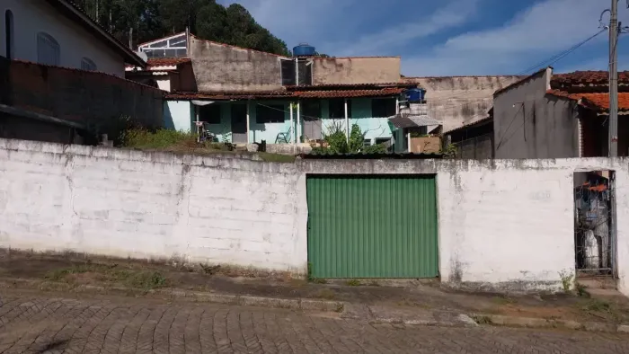 Casa Simples 3 Dormitórios no Centro - Piracaia