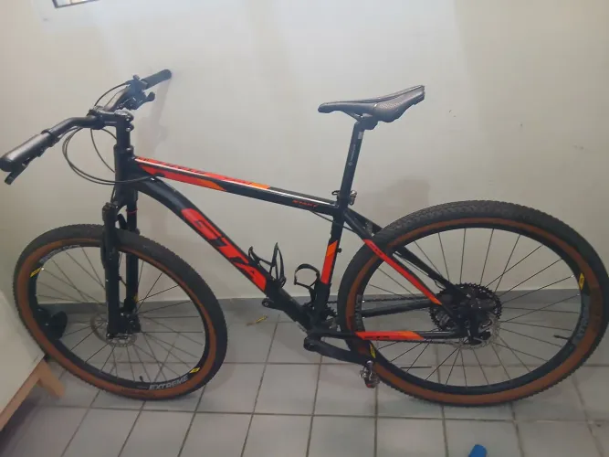 Bicicleta quadro GTA. Montada cubos arc pneus com tubeless