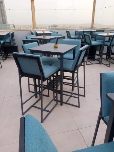 Conjunto de mesa bistrô com 4 banquetas