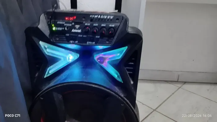 Caixa de som amvox 400wrms luz de led usado e só pega no carregador 