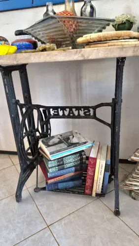 Pé de máquina vintage com tampo em granito
