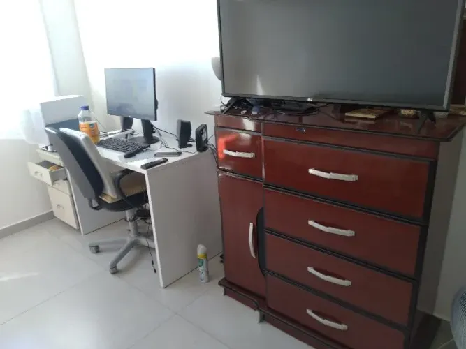 Cômoda 5 gavetas espaçosa em ótimo estado