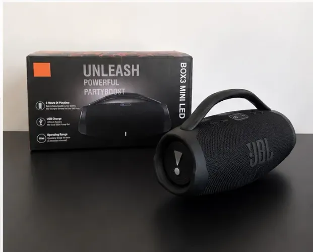 Caixa de Som Portátil Bluetooth Estilo Boombox LED PartyBoost Nova na Caixa