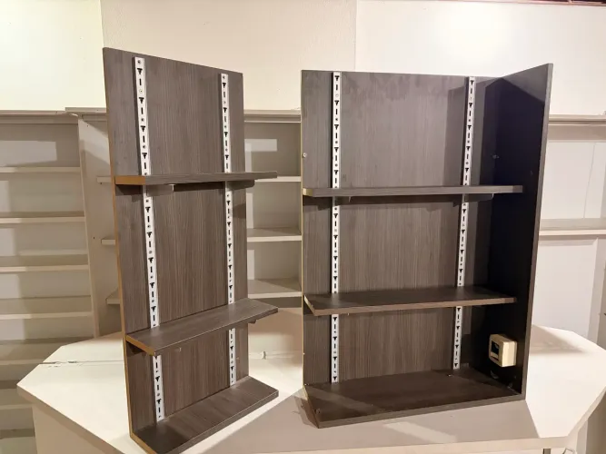CONJUNTO DE 2 EXPOSITORES COM PRATELEIRAS