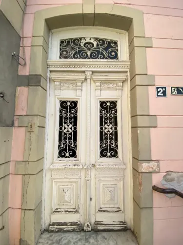 ?PORTA ANTIGA DE FOLHAS DUPLAS EXCLUSIVISSIMA MACIÇA COM GRADES E BANDEIRA COM GRADE?