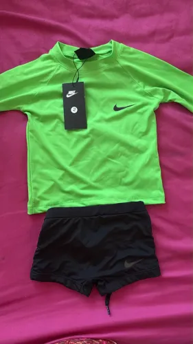 Roupa de banho banho menino pequeno