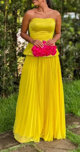 Conjunto saia/blusa.