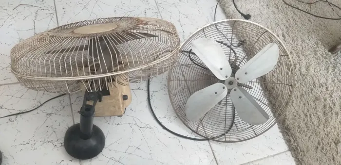Dois Ventiladores Antigos de Ferro Um 110 Volts é Outro 220 Volts Leia a Descrição